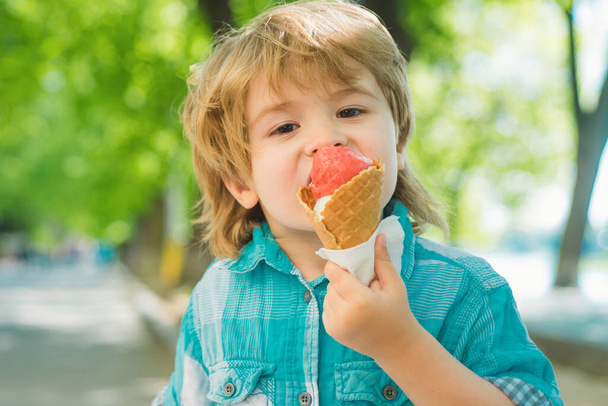 Kid eat icecream outdoor. Kids junk food. Delicious summer ice cream - Foto, afbeelding