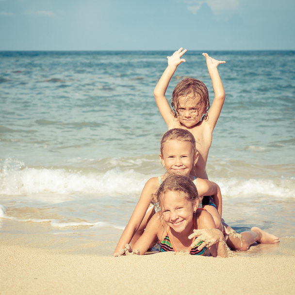 happy kids playing on beach at the day time - Fotoğraf, Görsel