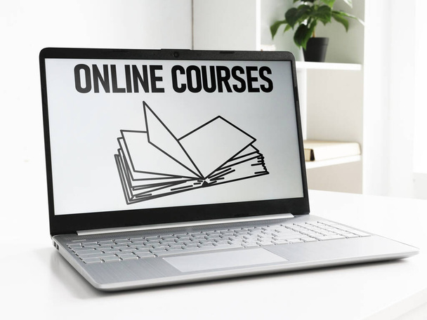 Çevrimiçi kurslar ve e-öğrenme. Dijital Ders Çevrimiçi Eğitim kavramı. - Fotoğraf, Görsel