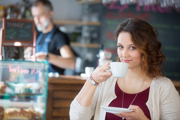 コーヒー ショップで若い女性 - 写真・画像