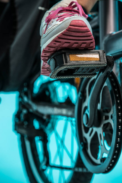 close-up van de voeten van de mens houden van een fiets  - Foto, afbeelding