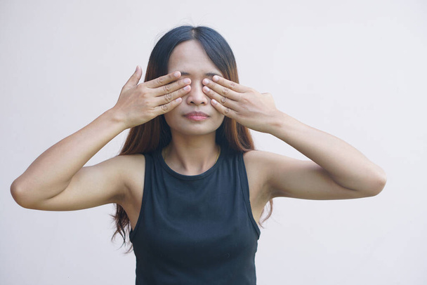 Asyalı kadının elleri yaralı, gözlerini kapatıyor. - Fotoğraf, Görsel