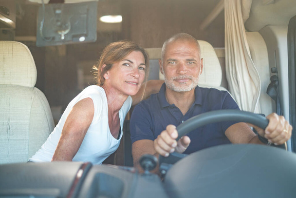 Pár džentlmenů cestuje v relaxaci a řídí svůj karavan - Fotografie, Obrázek