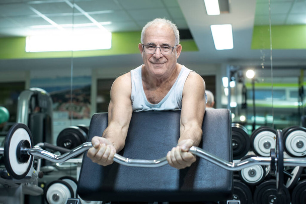senior muž cvičení v tělocvičně - Fotografie, Obrázek