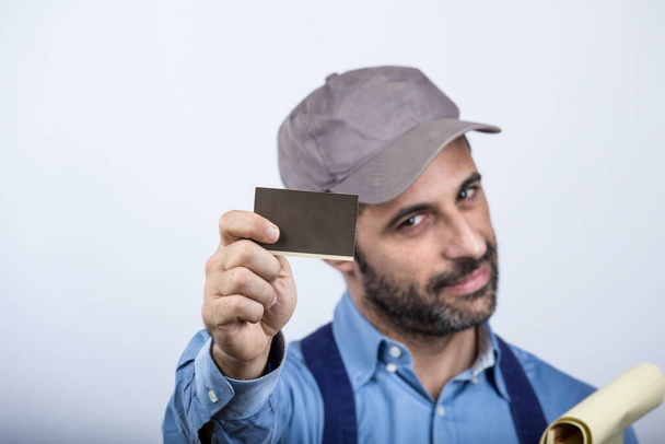Zusteller mit grauem Hut isoliert auf grauem Hintergrund - Foto, Bild