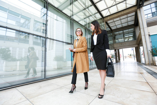 дві бізнес-леді на вулиці біля бізнес-будівлі - Фото, зображення