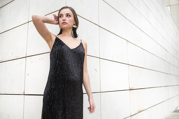portré gyönyörű fiatal nő elegáns fekete ruha városi háttér - Fotó, kép