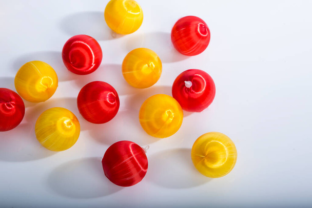 Rows of red and yellow Christmas balls on a white background - horizontal format - Foto, Imagem