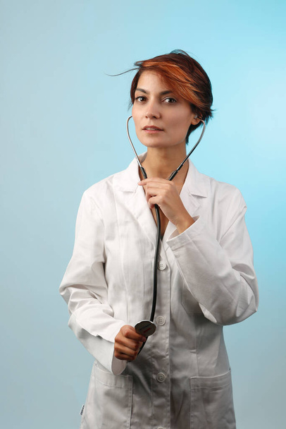 жінка-лікар у білому пальто ізольована на світлому фоні
 - Фото, зображення