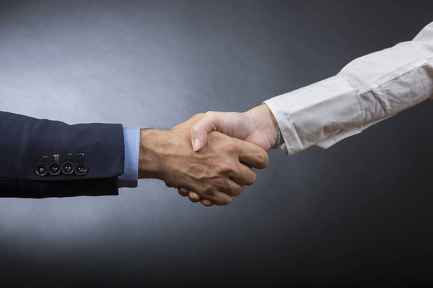 deux hommes d'affaires serrant la main, concept d'entreprise  - Photo, image