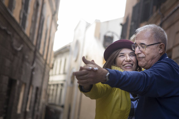 idős pár táncol a városban  - Fotó, kép