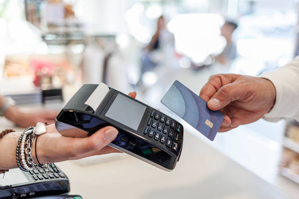 カリアリ(CA) -イタリア- 05-12-2022:あなたの携帯電話を介して電子クレジットカードによる支払いの詳細 - 写真・画像