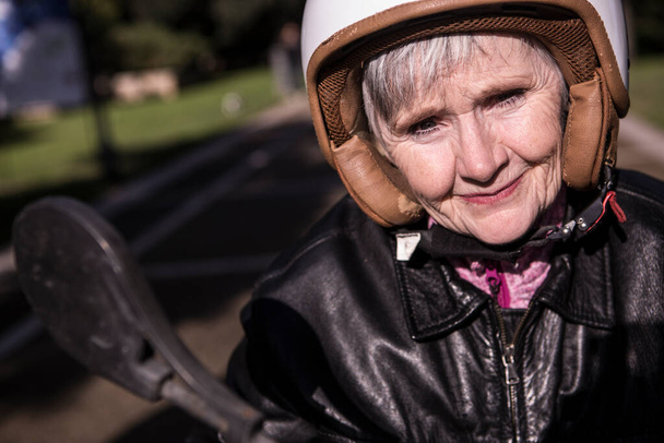 ηλικιωμένη γυναίκα που κάνει ποδήλατο έξω - Φωτογραφία, εικόνα