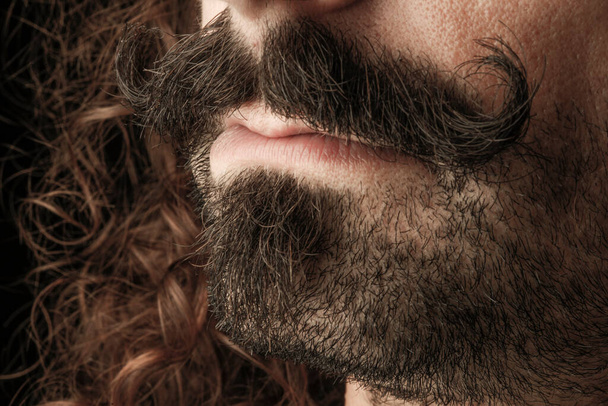 Détail d'une moustache de guidon d'un homme blanc - Photo, image