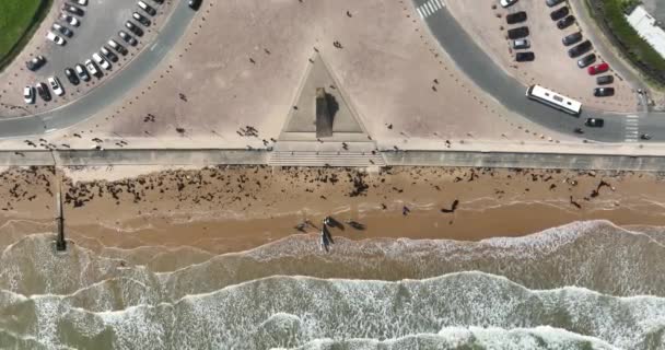 フランス、ノルマンディーのオマハビーチの空中ドローンビデオ. - 映像、動画