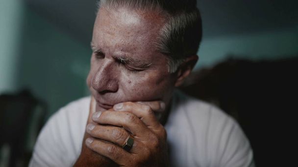 Homem de meia-idade caucasiano lutando com as dificuldades da vida, sofrendo de dor de cabeça e ansiedade, pessoa escondida no desespero - Foto, Imagem