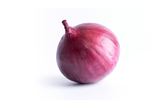 fresh onion isolated on white background - Foto, afbeelding