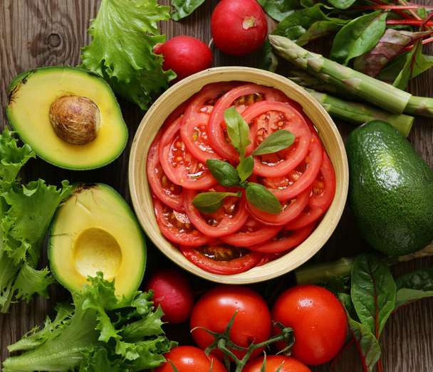 sağlıklı sebze salatası avokado - Fotoğraf, Görsel