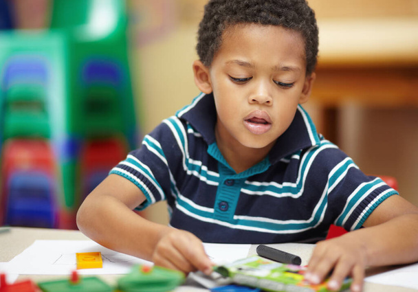 学校、焦点と教育、学習と創造性のためのクラスで描く子供。色や遊びについて学ぶために幼稚園やクレッシュで芸術をやっているテーブル、創造的で小さな男性学生. - 写真・画像