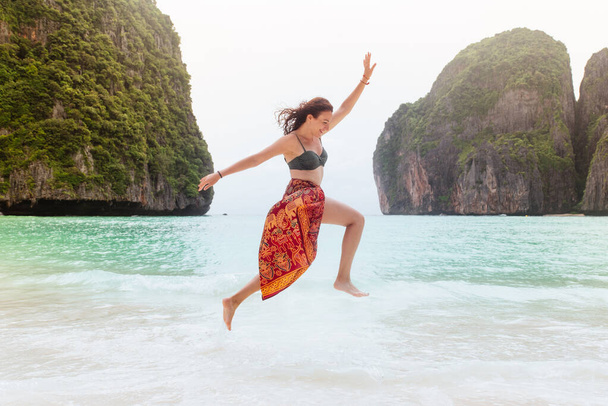 ビキニの女性と熱帯のビーチパラダイスで楽しんでいるサロン。タイ王国での夏のビーチ旅行. - 写真・画像