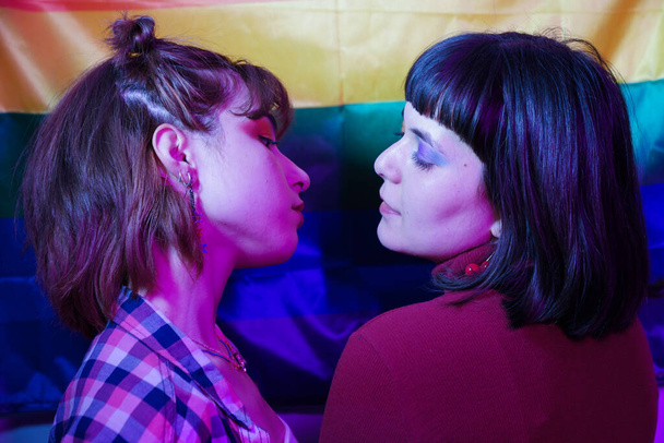 Лесбиянки под радужным флагом       - Фото, изображение