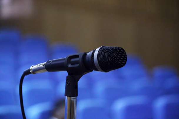 Mikrofon bir konferansta. - Fotoğraf, Görsel