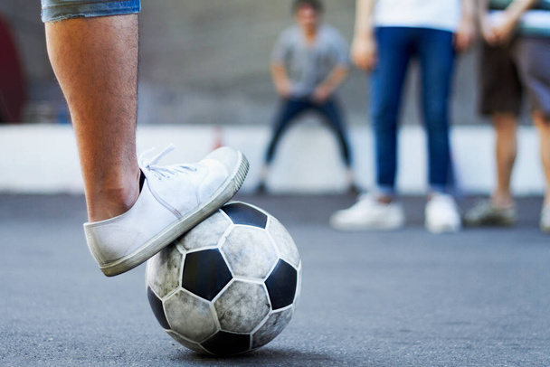 Fotbalový míč, detailní záběr a chodidlo s cvičením, fitness a soutěží s tréninkem, cvičením a zdravím. Přiblížit, nohy a tým se zápasem, fotbal a sport s obuví, růst a sportovec ve hře. - Fotografie, Obrázek