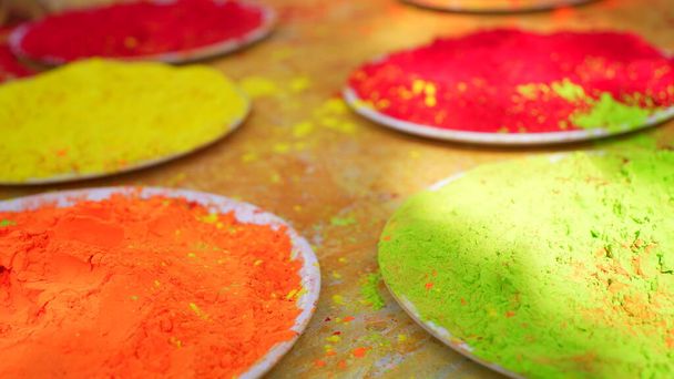 Bunte traditionelle Holi-Puder in Schalen isoliert auf dem Festhintergrund. Happy Holi Concept Indisches Farbfestival namens Holi - Foto, Bild
