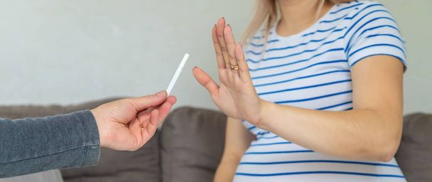 La mujer embarazada se niega a fumar. Enfoque selectivo. Hogar.. - Foto, imagen