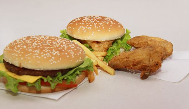 Deliciosa hamburguesa con queso y papas fritas - Foto, imagen
