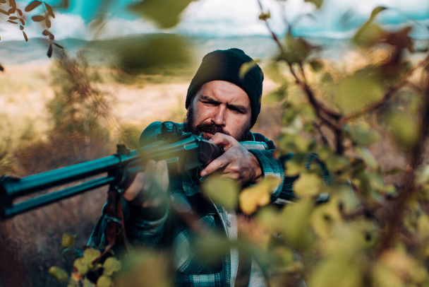 Hordó egy pisztolyt. Hunter célzó puska erdőben. Hunter vadászpuska fegyvert vadászat - Fotó, kép