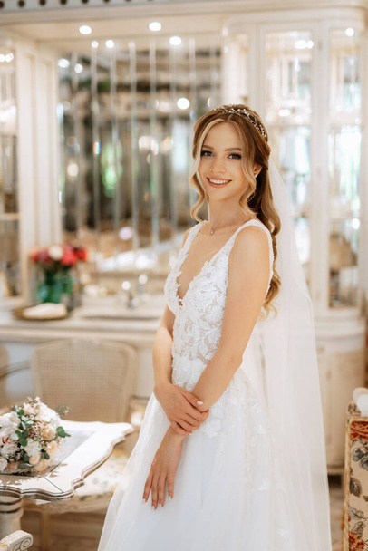 portrait of a bride in a white dress in a bright cafe with mirrors - Foto, Imagem