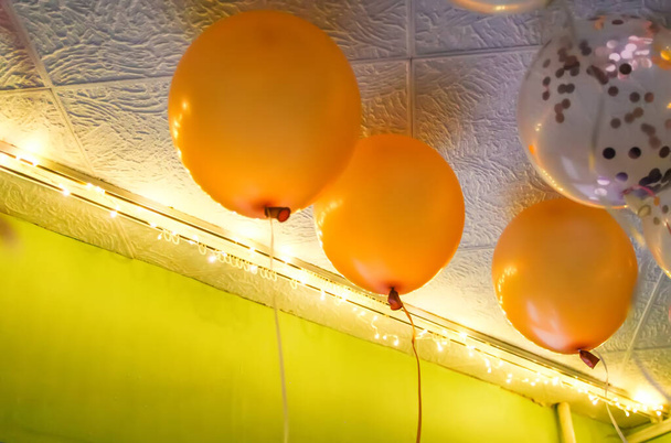 Святкові кульки, освітлені неоновими освітлювальними смугами в домашньому інтер'єрі
 - Фото, зображення