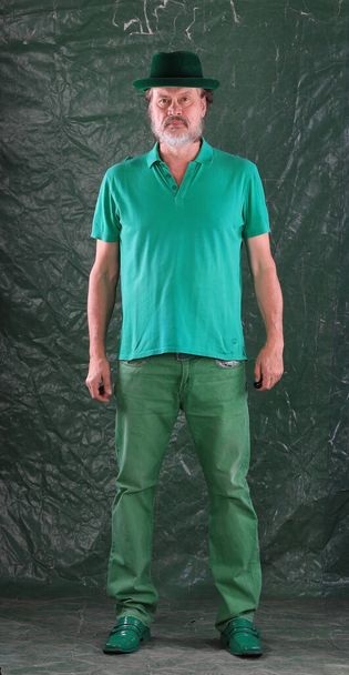 studio portrait of an old man in green clothes - Foto, afbeelding