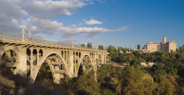 Η γέφυρα Colorado Street πάνω από το Arroyo Seco και δικαστήριο που παρουσιάζεται στην πόλη της Πασαντίνα, Καλιφόρνια. - Φωτογραφία, εικόνα