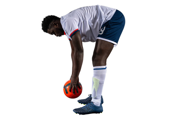 Spieler spielt mit Fußball in einem Spiel - Foto, Bild