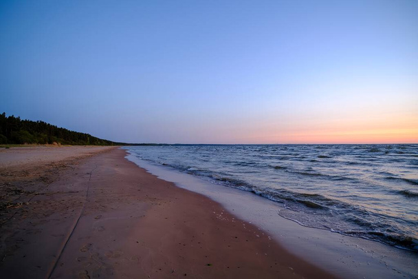 Der Blick auf den Himmel über dem Strand ist nach Sonnenuntergang sehr schön. Später Abend an der Ostsee. - Foto, Bild
