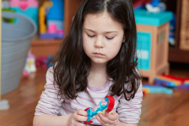 aranyos lány játszik egy libikóka játék - Fotó, kép