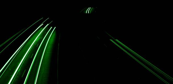 luces verdes del coche por la noche. larga exposición - Foto, Imagen