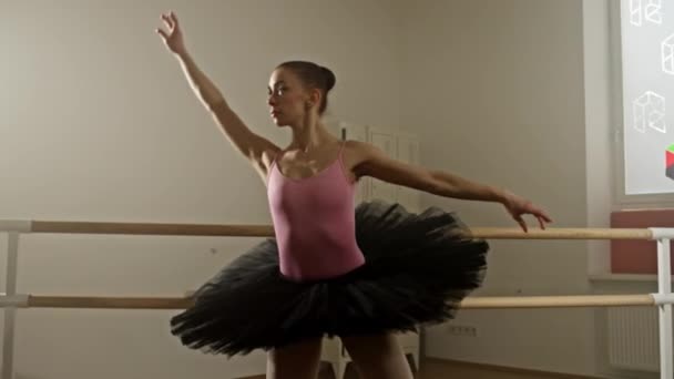 Zarafet ve Güzellik ile Dans Stüdyosunda Büyüleyici Balerin İdman ve Performans. Yüksek kalite 4k görüntü - Video, Çekim