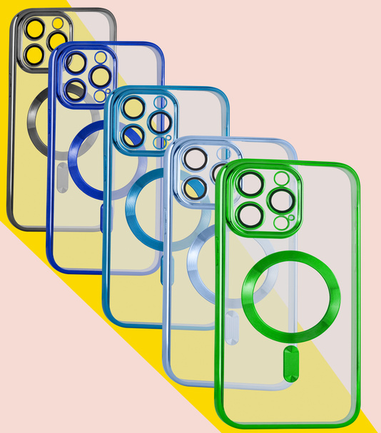 silikoni puhelin tapauksissa värillinen tausta näytteillä peräkkäin - Valokuva, kuva