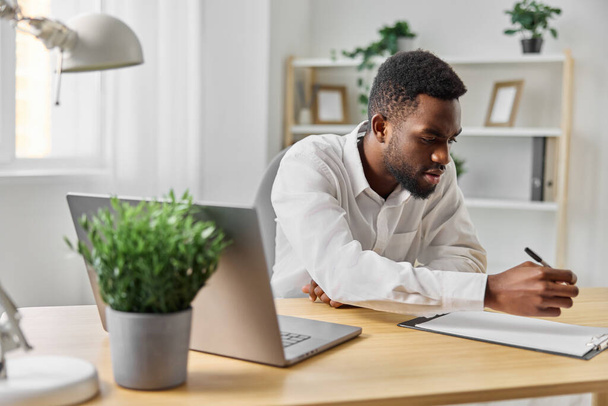男の仕事起業家スペース ノートパソコン アフリカの空白教育 学生フリーランサーのウェブコピーを使用してコンピュータのアメリカ人を見る屋内オフィス オンライン男性のインターネット従業員のビジネスマン スペース - 写真・画像