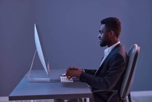 комп'ютер чоловік спосіб життя дані онлайн бізнес-програміст блогер технологія працює африканський сучасний клавішник бізнесмен вечірній нічний фрілансер кіберпростір американський успішний фінансовий зв'язок - Фото, зображення