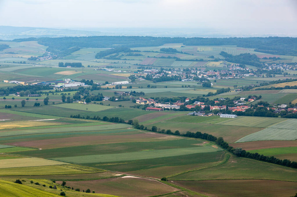 Uitzicht op het Neder-Oostenrijkse landschap bij Wenen en Neulengbach in de zomer - Foto, afbeelding