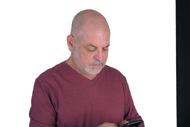 mies tilalla matkapuhelin, ihanteellinen mainos alennus kalju mies eristetty valkoisella taustalla - Valokuva, kuva