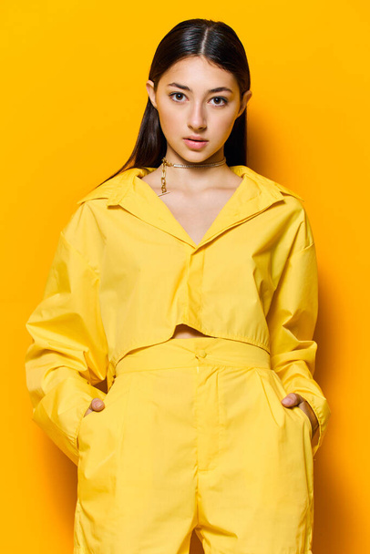 Frau Person junges Mädchen reizend attraktiv gelb Damenmode schön trendy Stil Outfit lustig kaukasischen Glamour positiver Lebensstil Lächeln glücklich Modell - Foto, Bild