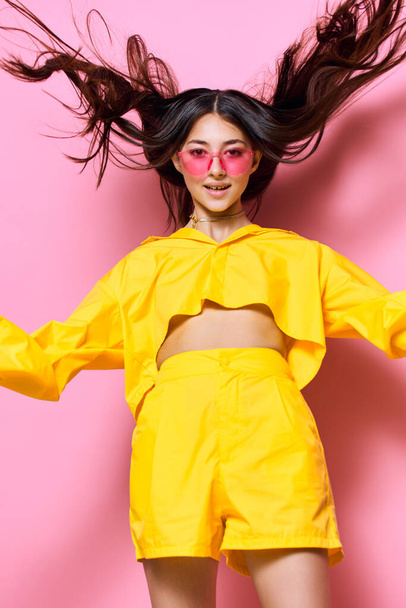öröm nő kaukázusi trendi lány sárga hölgy divat frizura vidám stúdió portré személy mosoly fiatal életmód vonzó nyár gyönyörű tánc napszemüveg - Fotó, kép