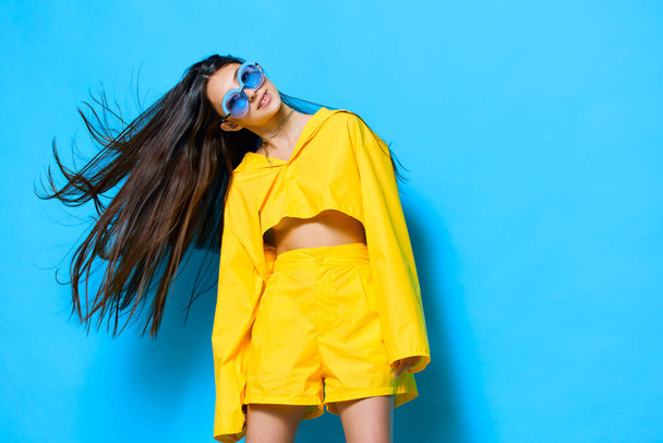 nő örömteli érzelem vicces személy öröm napszemüveg kifejezés divatos szép fiatal divat vonzó lány boldogság szép életmód kék: monokróm sárga gesztus ruha - Fotó, kép