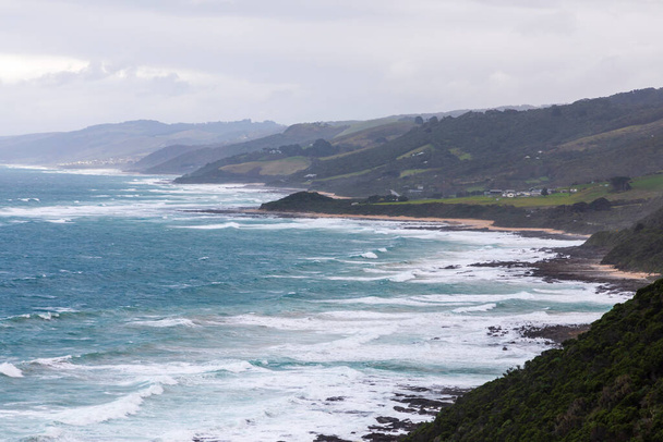 Foto van de ruige kustlijn en het landschap langs de Great Ocean Road in Victoria in Australië - Foto, afbeelding