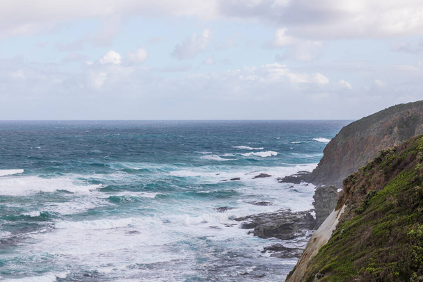 Фотографія нерівного узбережжя і краєвидів на Великому океанському шляху у Вікторії (Австралія). - Фото, зображення